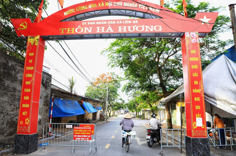 Trên toàn huyện Đông Anh, trước cổng mỗi thôn đều có những trạm kiểm tra y tế đảm bảo phòng chống dịch. (Ảnh: Tuấn Anh/TTXVN)