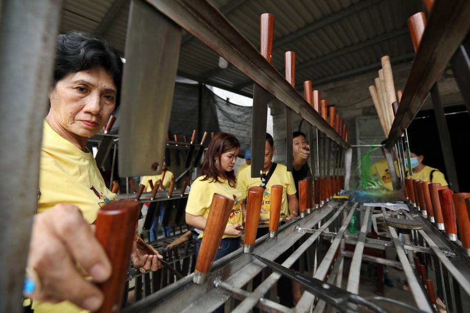 Khách chọn mua sản phẩm dao của Hợp tác xã Minh Tuấn Phúc Sen. (Ảnh: Minh Quyết/TTXVN)