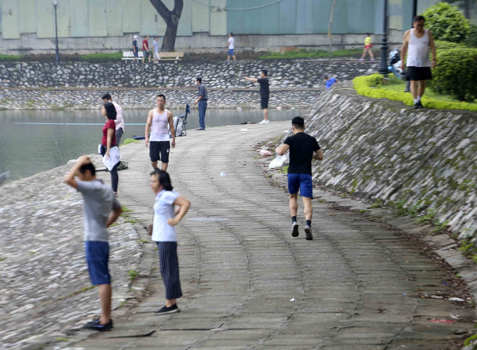 Vài người vẫn chủ quan không đeo khẩu trang. (Ảnh: Tuấn Đức/TTXVN)