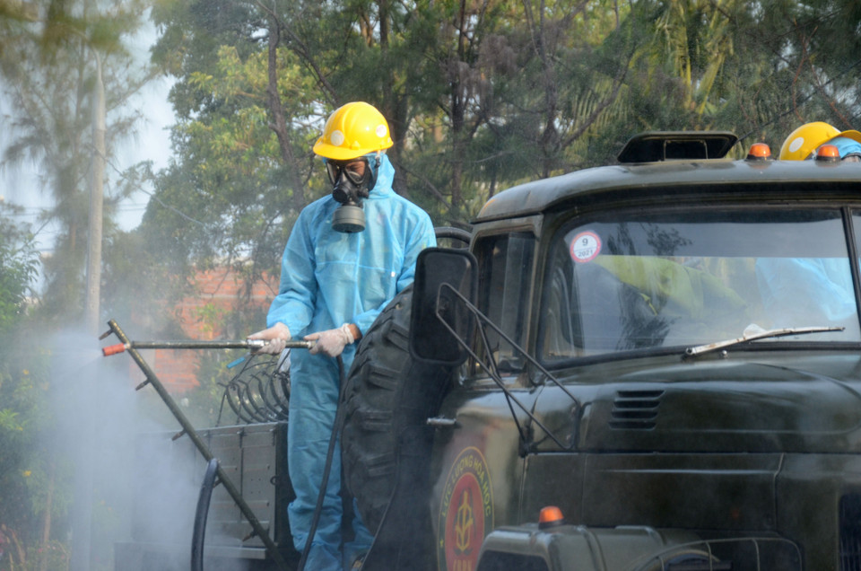 Tiểu đoàn Phòng hóa 78 (Quân khu V) tiến hành phun xịt khử khuẩn toàn bộ các tuyến đường trong khu công nghiệp An Đồn. (Ảnh: Quốc Dũng/TTXVN)