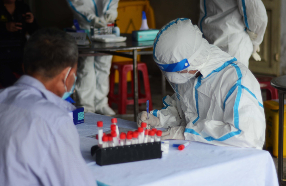 Các tiểu thương khai báo y tế. (Ảnh: Văn Dũng/TTXVN)