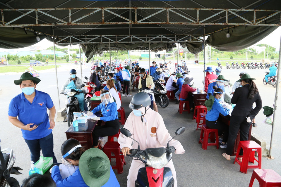 Từ 0h ngày 30/5, Cần Thơ thiết lập các chốt kiểm soát phòng, chống dịch trên các cửa ngõ ra vào thành phố. Đây là lần thứ 2 Cần Thơ thành lập các chốt kiểm soát với 2.000 lực lượng đoàn viên, thanh niên tình nguyện với tinh thần xung phong, lại tiếp tục đồng hành cùng các lực lượng khác tham gia giữ an toàn cho mọi người. (Ảnh: Ánh Tuyết/TTXVN)