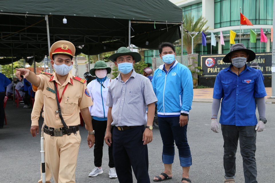 Hình ảnh chiến sỹ áo xanh tại các chốt kiểm soát phòng, chống dịch thành phố Cần Thơ. (Ảnh: Ánh Tuyết/TTXVN)