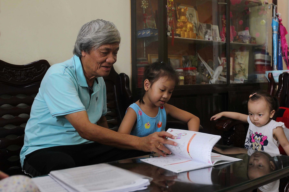 Nhà báo Hà Huy Hiệp, nguyên Trưởng Cơ quan thường trú Thông tấn xã Việt Nam tại Thành phố Hồ Chí Minh, với các cháu sau khi nghỉ hưu. (Ảnh: Thanh Vũ/TTXVN)