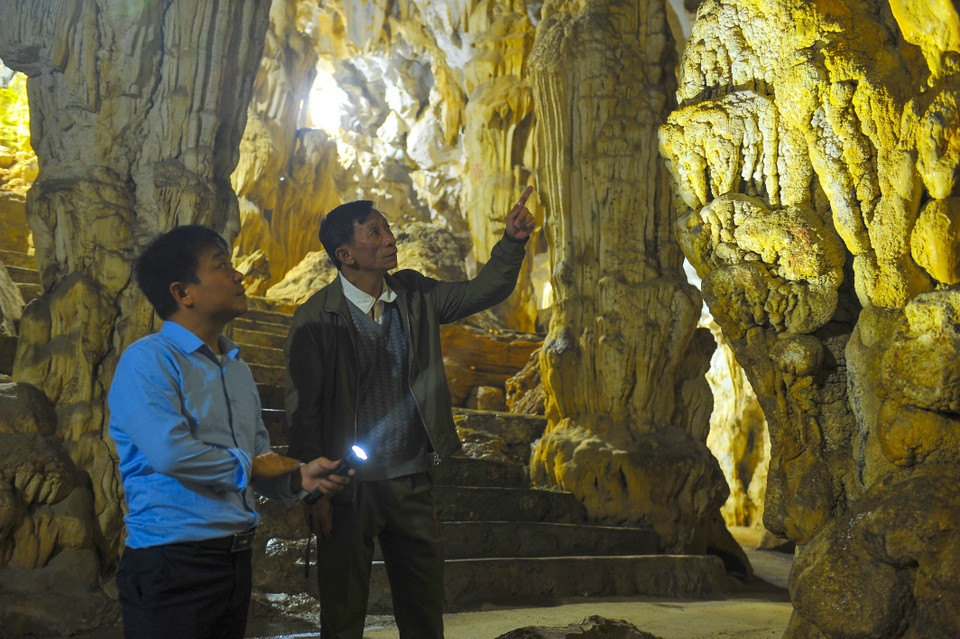 Hang tối với vẻ đẹp của vô vàn nhũ và cột đá. (Ảnh: Minh Đức/TTXVN)