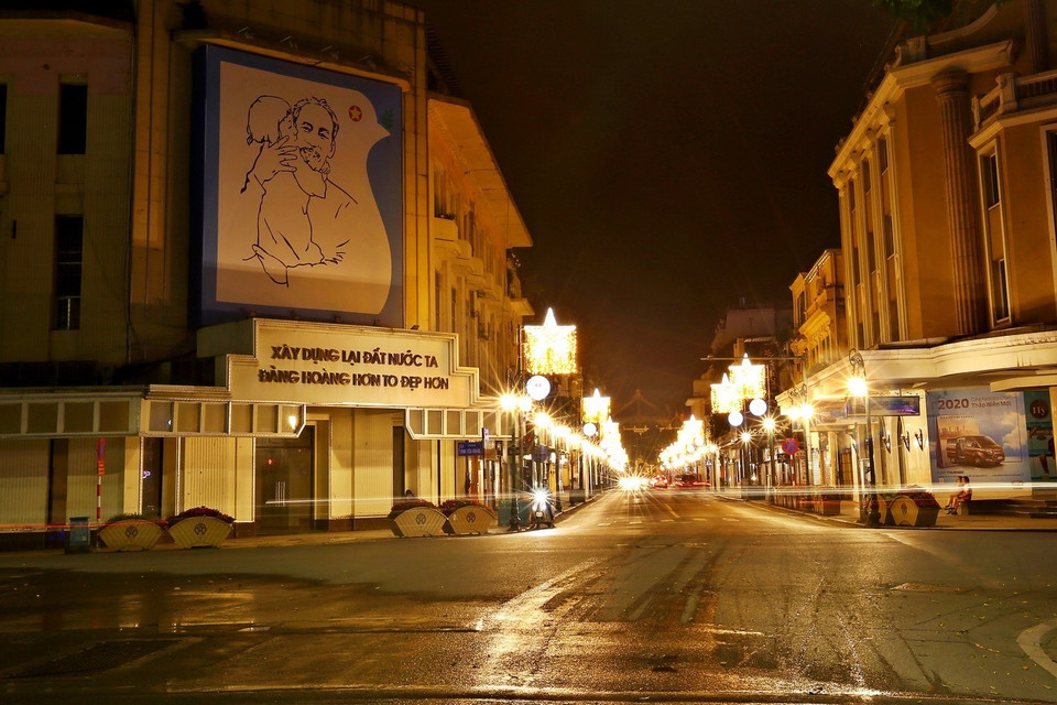 Ngã tư Tràng Tiền-Hàng Bài vắng lặng. (Ảnh: Minh Quyết/TTXVN)