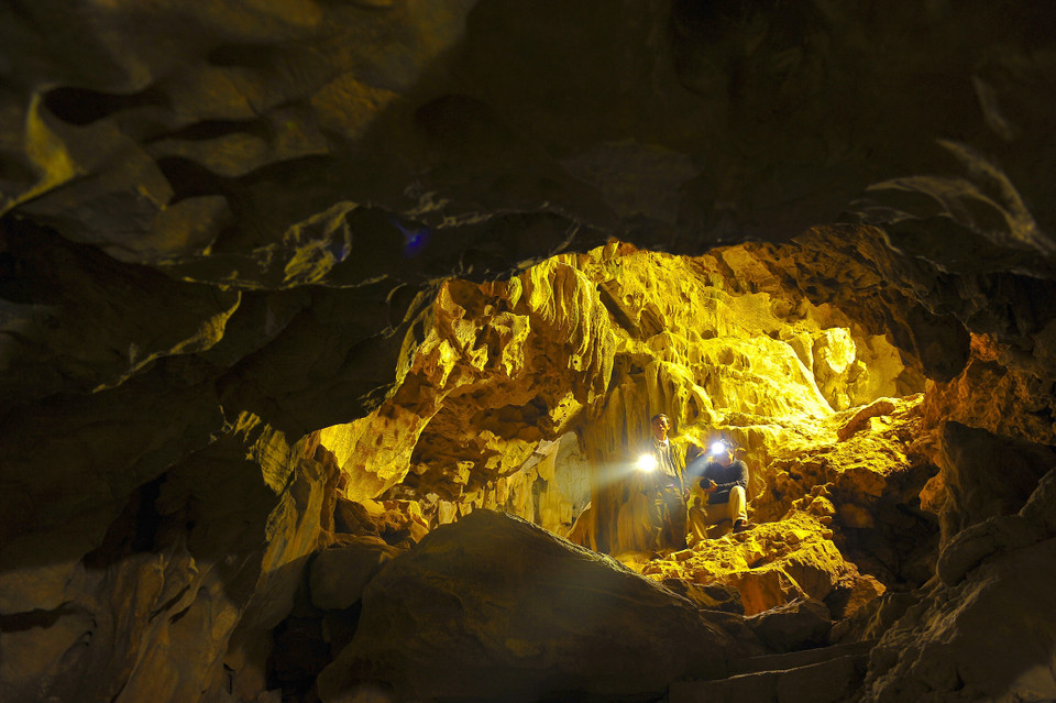 Hang tối với vẻ đẹp của vô vàn nhũ và cột đá. (Ảnh: Minh Đức/TTXVN)