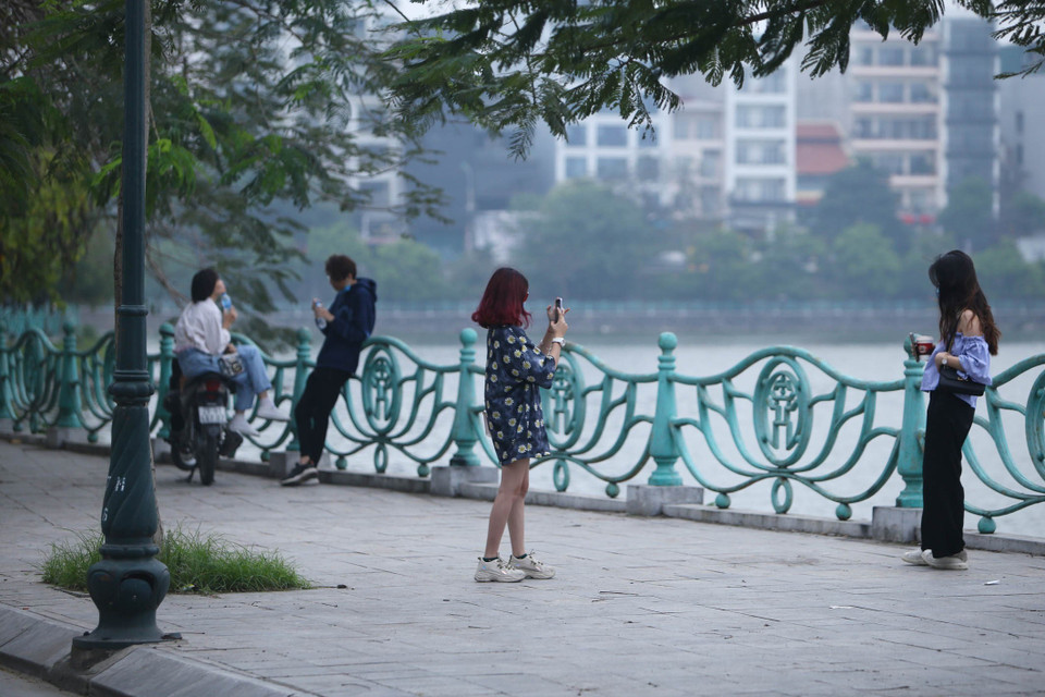 Nhiều 'nam thanh, nữ tú' vẫn thản nhiên tụ tập, hẹn hò trên tuyến đường quanh Hồ Tây. (Ảnh: Anh Tuấn/TTXVN)
