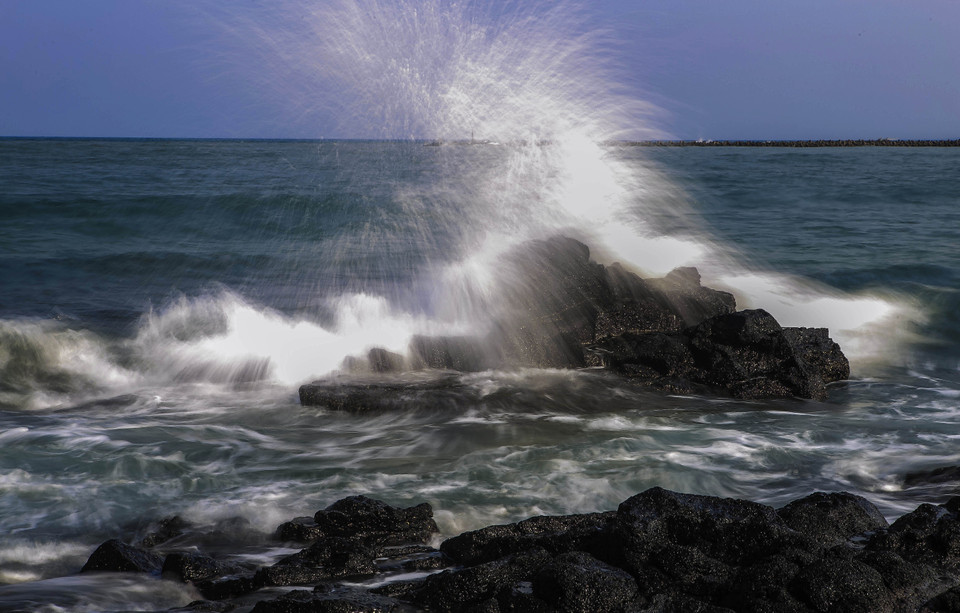 Những bãi đá lấn dài ra biển ở hai bên bãi tắm Cửa Tùng. (Ảnh: Hồ Cầu/TTXVN)