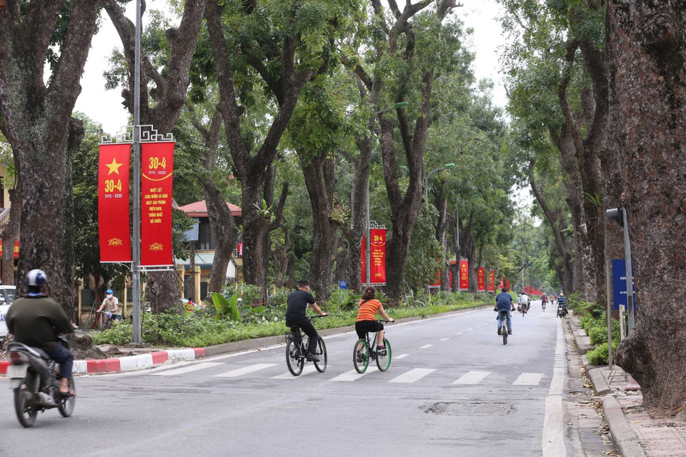 Đường Hoàng Diệu, quận Ba Đình rực rỡ băngrôn chào mừng. (Ảnh: Anh Tuấn/TTXVN)