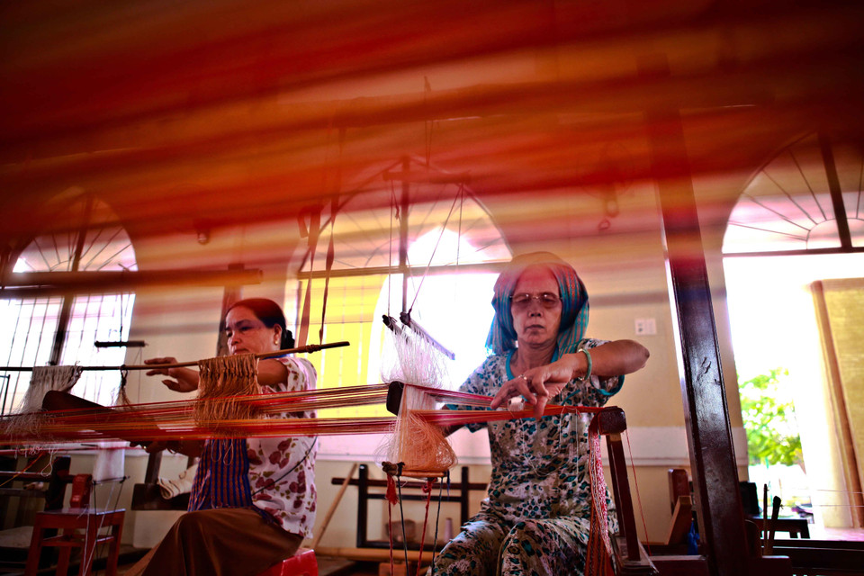 Những người phụ nữ Chăm dù tuổi đã cao nhưng vẫn miệt mài bên khung dệt để cho ra những sản phẩm thổ cẩm với màu sắc và hoa văn độc đáo làm nên danh tiếng của dệt thổ cẩm Mỹ Nghiệp (Ninh Thuận). (Ảnh: Trọng Đạt/TTXVN)