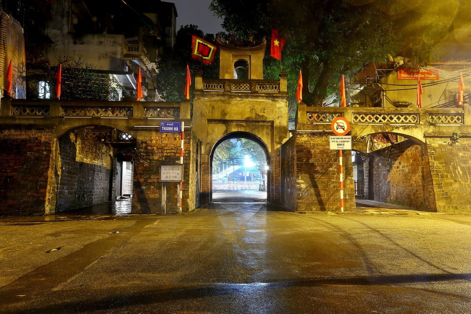 Ô Quan Chưởng tĩnh lặng về đêm. (Ảnh: Minh Quyết/TTXVN)