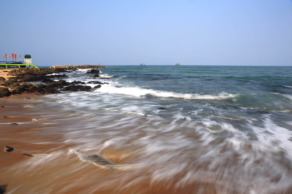 Những bãi đá lấn dài ra biển ở hai bên bãi tắm Cửa Tùng. (Ảnh: Hồ Cầu/TTXVN)