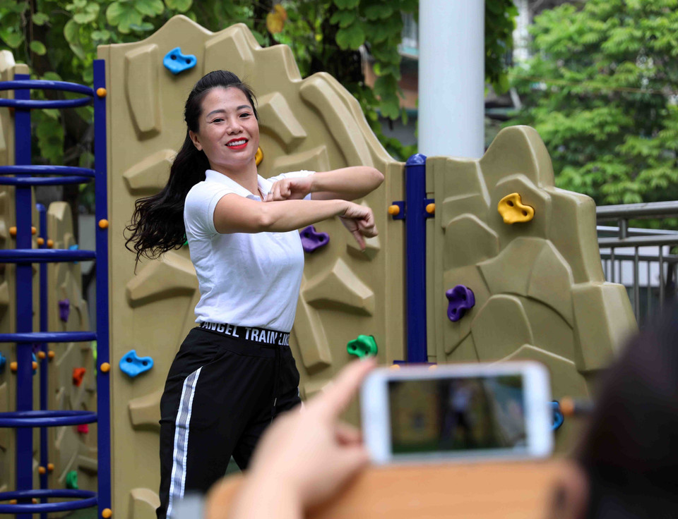 Ngay cả một tiết học tập thể dục cũng được các giáo viên thực hiện rất ấn tượng với khung cảnh thiên nhiên hay phòng tập quen thuộc để trẻ dễ tiếp thu, cả cô quay và cô diễn đều say mê, không ngại “diễn” đến cả chục lần để có được khung hình như ý, cô đẹp và nhạc hay để gửi đến học trò. (Ảnh: Thanh Tùng/TTXVN)