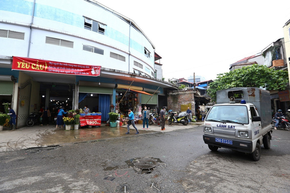 Băngrôn, khẩu hiệu tuyên truyền về công tác phòng chống dịch bệnh COVID-19. (Ảnh: Minh Quyết/TTXVN)