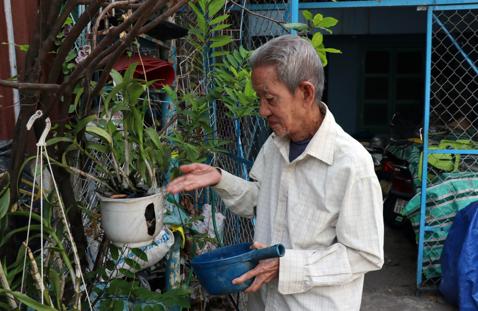 Ở độ tuổi 91, bác sỹ Trần Văn Ấn vẫn luôn giữ tinh thần lạc quan đã có từ những ngày sống chiến đấu tại trại Davis. (Ảnh: Xuân Khu/TTXVN)