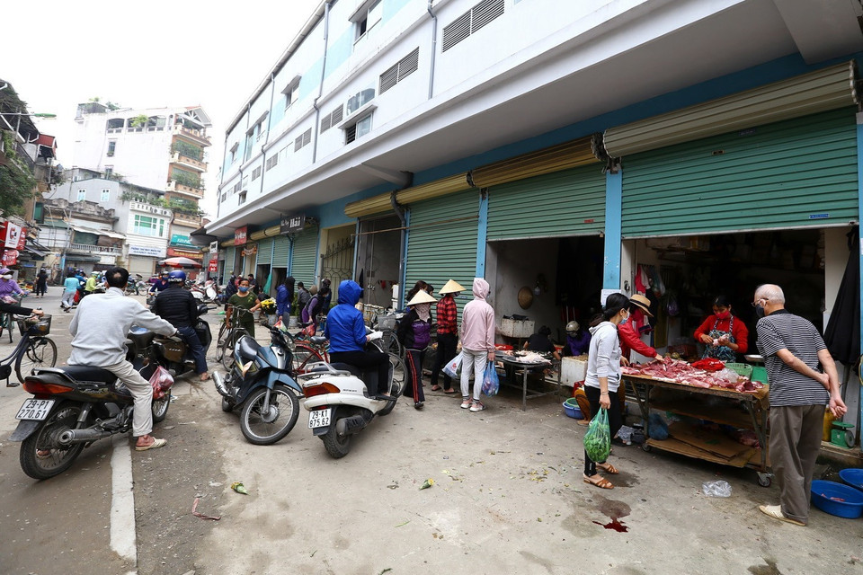 Người dân di chợ Gia Lâm (Hà Nội) vẫn chưa đảm bảo về khoảng cách 2m theo quy định. (Ảnh: Minh Quyết/TTXVN)