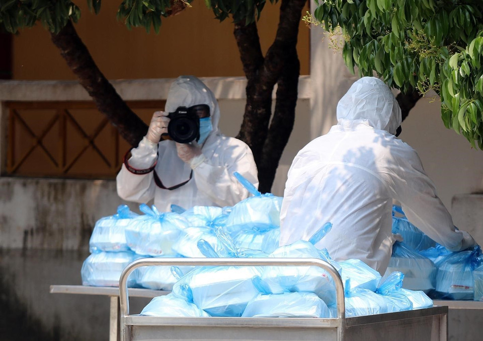 Phóng viên Phan Tuấn Anh, Cơ quan thường trú Điện Biên tác nghiệp tại khu cách ly Trường Quân sự tỉnh Điện Biên. (Nguồn: TTXVN)