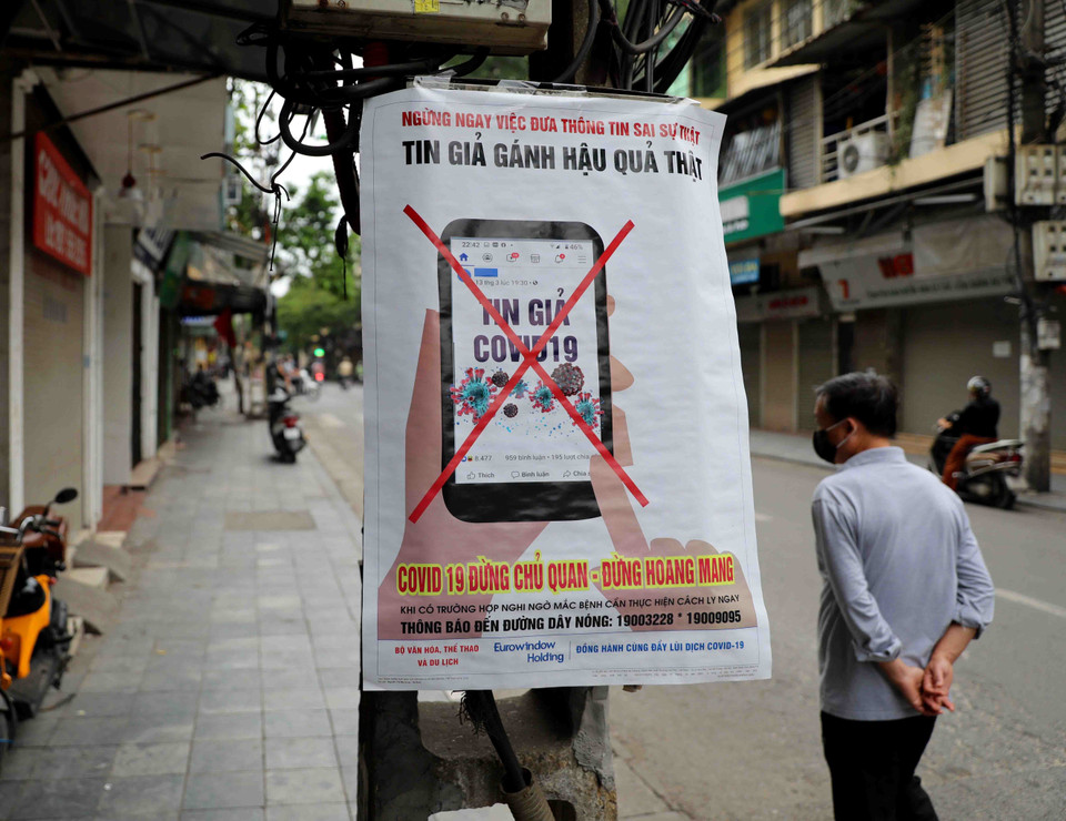 Tranh cổ động được dán ở những điểm dễ thu hút trên khu vực phố cổ của Hà Nội. (Ảnh: Thanh Tùng/TTXVN)