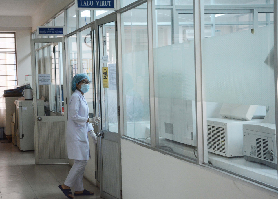 Hành lang bên ngoài phòng xét nghiệm. (Ảnh: Văn Dũng/TTXVN)
