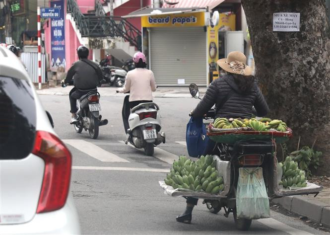 Người bán hàng rong trên phố Nguyễn Thượng Hiền. (Ảnh: Ngọc Hà/TTXVN)