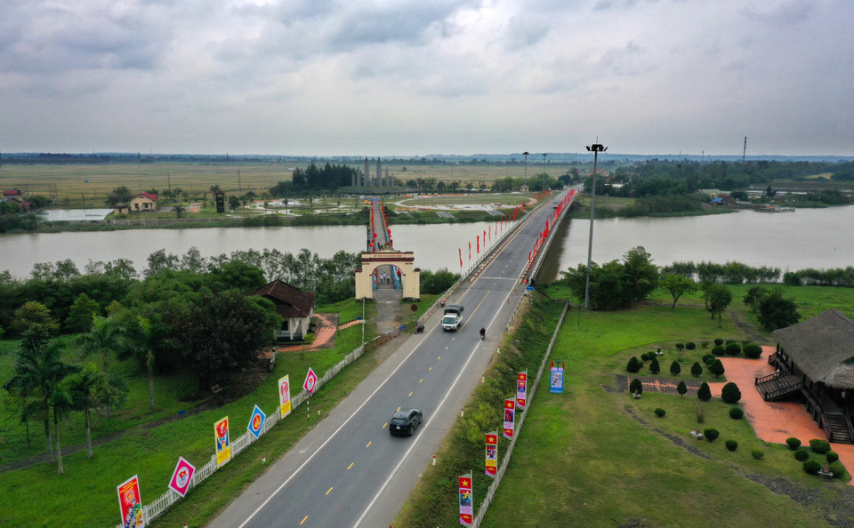 Cụm di tích đôi bờ Hiền Lương ở điểm giao nhau giữa đường Quốc lộ 1A và sông Bến Hải (phía Bắc thuộc xã Vĩnh Thành, huyện Vĩnh Linh; phía Nam thuộc xã Trung Hải, huyện Gio Linh, tỉnh Quảng Trị). (Ảnh: Hồ Cầu/TTXVN)