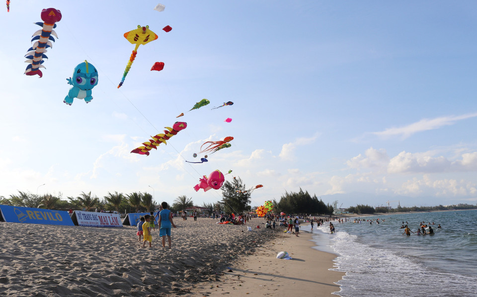 Biểu diễn diều nghệ thuật tại bãi biển Bình Sơn, thành phố Phan Rang-Tháp Chàm (Ninh Thuận), trong tuần Lễ hội Nho và Vang Ninh Thuận năm 2019. (Ảnh: Nguyễn Thành/TTXVN)