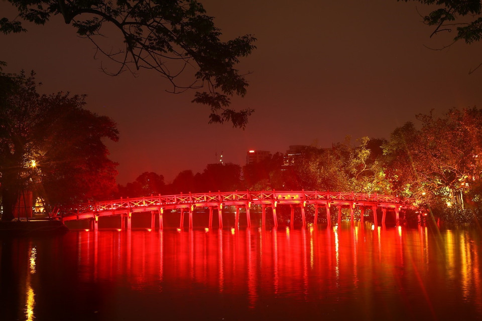 Cầu Thê Húc trong đêm. (Ảnh: Minh Quyết/TTXVN)