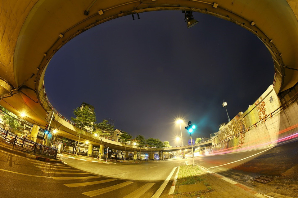 Vòng xoay nút giao thông cầu Chương Dương như chiếc giếng trời giữa lòng phố cổ Hà Nội. (Ảnh: Minh Quyết/TTXVN)