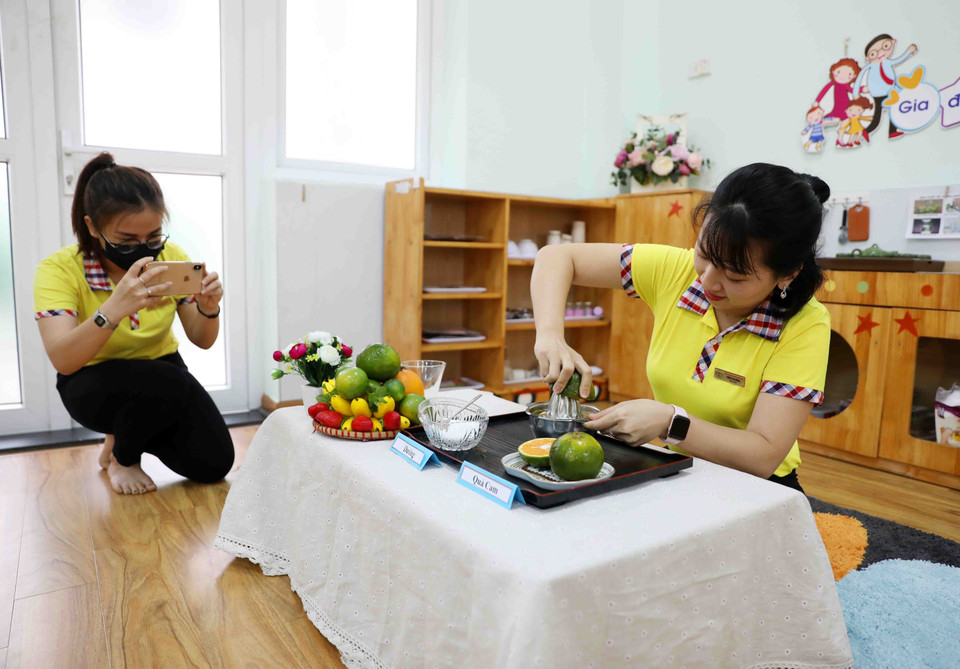 Để được 'lên hình,' ngoài việc chuẩn bị trang phục chỉn chu, gọn gàng, các cô còn phải tập dượt nhiều lần trước khi quay. (Ảnh: Thanh Tùng/TTXVN)