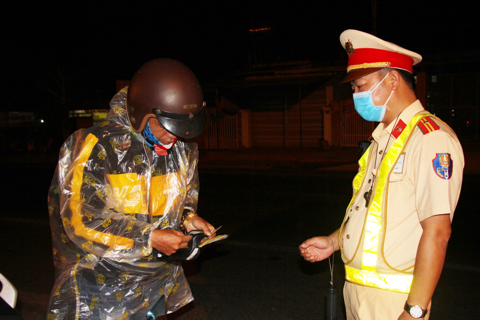 Lực lượng cảnh sát giao thông kiểm soát người đi vào tỉnh Đắk Lắk tại chốt kiểm dịch trên đường Hồ Chí Minh, xã Hòa Phú, thành phố Buôn Ma Thuột. (Ảnh: Tuấn Anh/TTXVN)