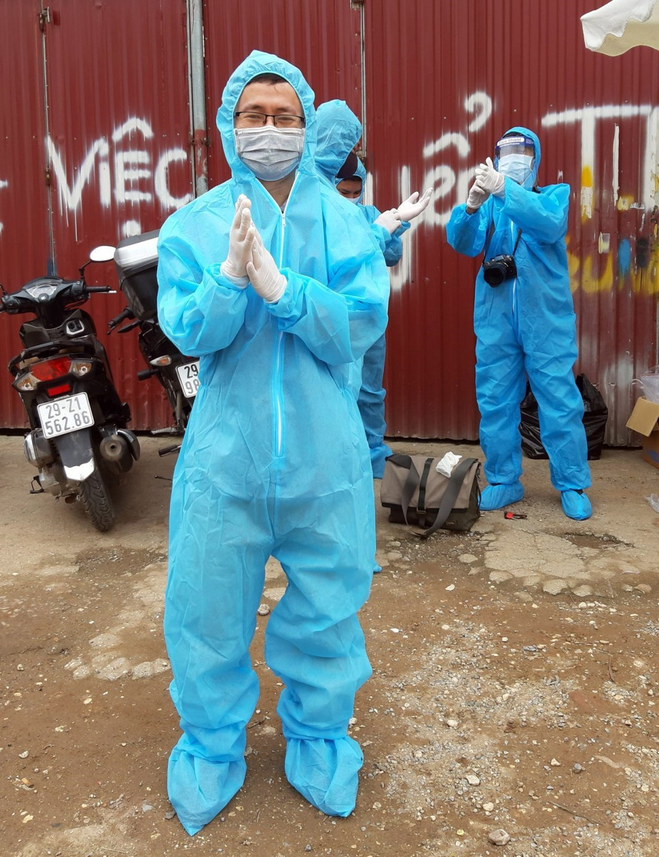 Nhóm phóng viên Ban Biên tập Ảnh chuẩn bị tác nghiệp tại vùng dịch thôn Hạ Lôi, xã Mê Linh (Hà Nội). (Nguồn: TTXVN)