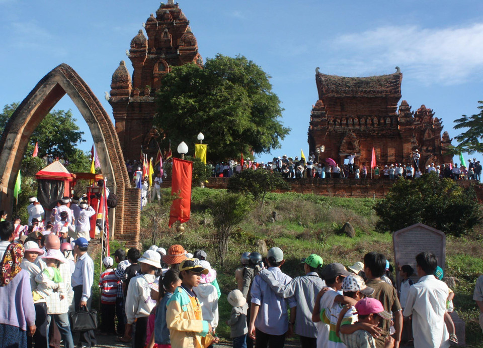 Đồng bào dân tộc Chăm dự Lễ hội Katê theo nghi lễ truyền thống tại đền Pô Inưgar, tháp Pô Klông Girai và tháp Pô Rômê. (Ảnh: Đức Ánh/TTXVN)