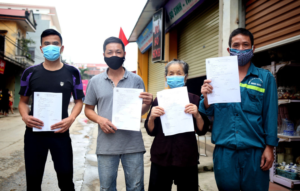 Người dân thôn Hạ Lôi tự giác đi đăng ký lấy mẫu xét nghiệm. (Ảnh: Danh Lam/TTXVN)