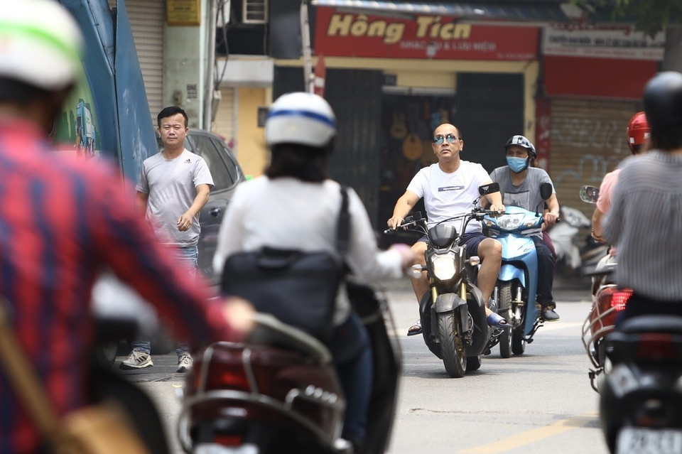 Không ít người dân ra đường khi không thật cần thiết và chủ quan không đeo khẩu trang (ảnh chụp trên phố Hàng Gai, trưa 21/4/2020). (Ảnh: Minh Quyết/TTXVN)