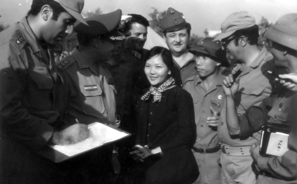 Bà Võ Thị Thắng trả lời phỏng vấn báo chí nước ngoài sau khi được trả tự do theo Hiệp định Paris trong đợt trao trả ngày 7/3/1974. (Nguồn: TTXVN)