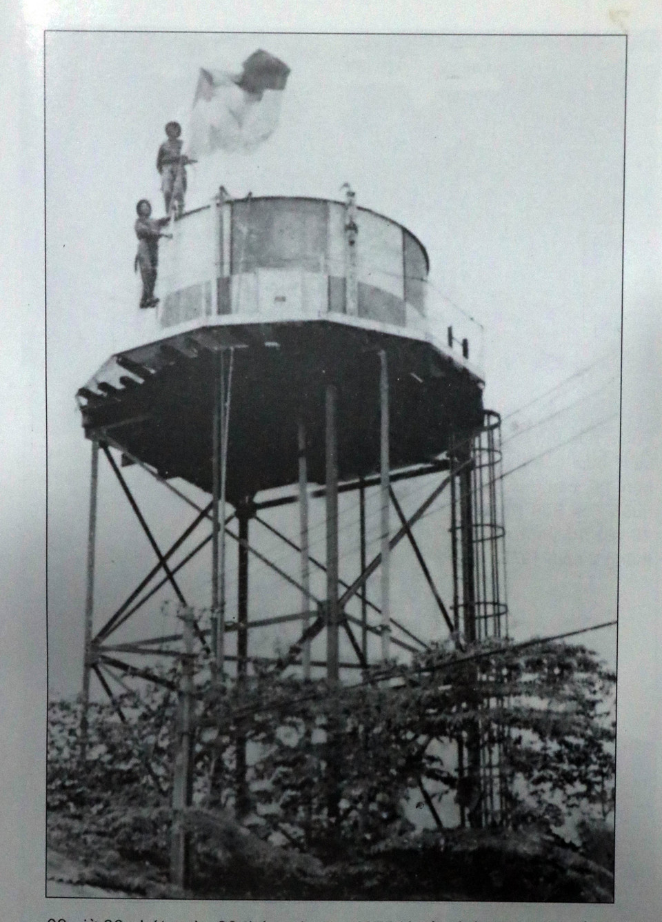 Bức ảnh các chiến sỹ đoàn B cắm cờ trên trại Davis sáng 30/4/1975. (Nguồn: TTXVN)