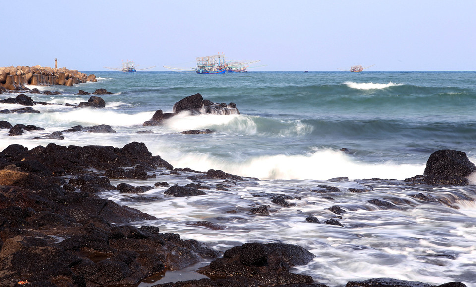 Những bãi đá lấn dài ra biển ở hai bên bãi tắm Cửa Tùng. (Ảnh: Hồ Cầu/TTXVN)