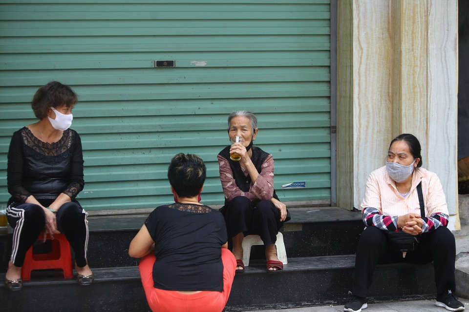 Người dân chủ quan không đeo khẩu trang và tập trung đông người. (Ảnh: Minh Quyết/TTXVN)