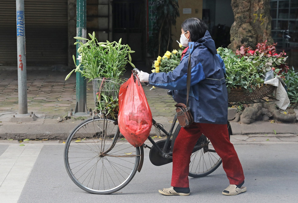 Người bán hàng rong trên phố Trần Hưng Đạo. (Ảnh: Ngọc Hà/TTXVN)