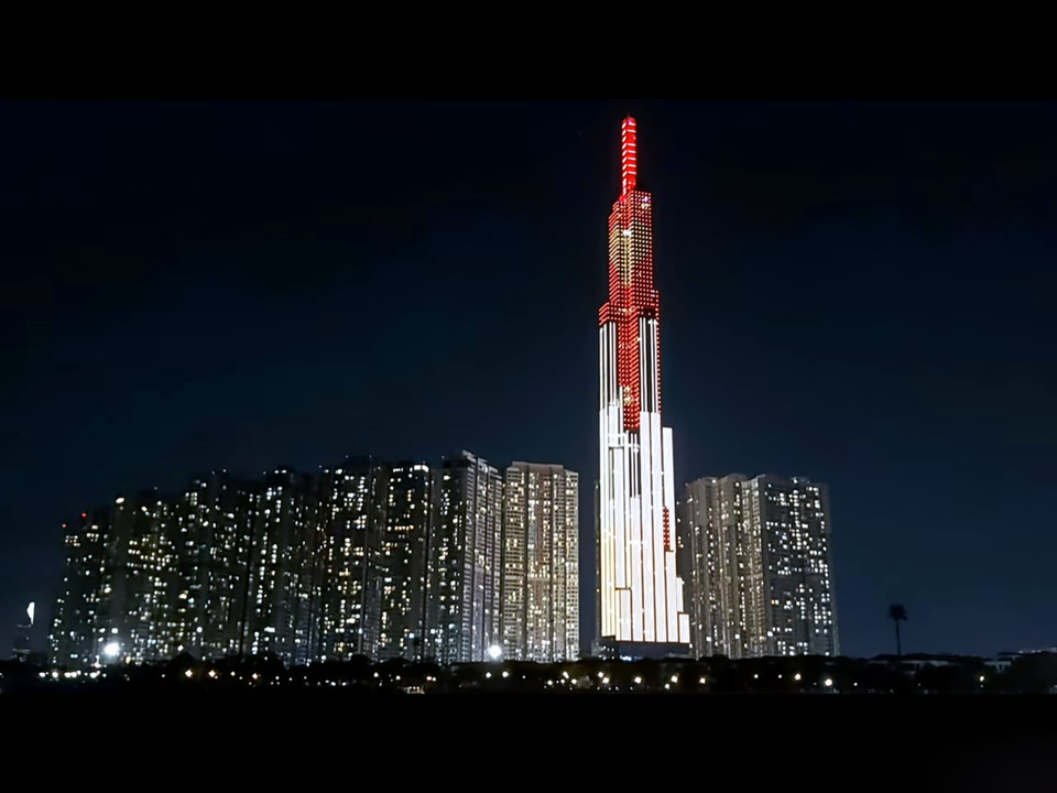 Tòa nhà Landmark 81, trên đường Nguyễn Hữu Cảnh, quận Bình Thạnh với thông điệp Thắp sáng trái tim-lan tỏa yêu thương, phòng chống dịch COVID-19. (Ảnh: Thanh Vũ/TTXVN)