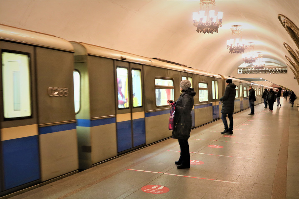 Người dân đảm bảo giãn cách xã hội theo vạch kẻ trong nhà ga tàu điện ngầm. (Ảnh: Duy Trinh/Vietnam+)