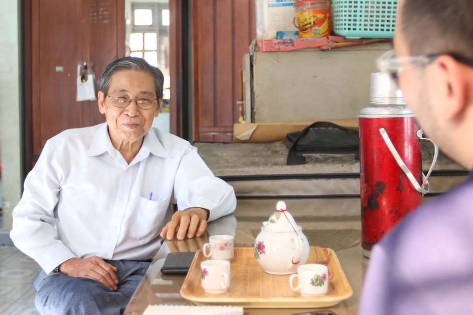 Gặp gỡ Nhà báo Thanh Bền, nguyên phóng viên Thông tấn xã Giải phóng tại nhà riêng trên đường Dương Bá Trạc, Quận 8. (Ảnh: Thanh Vũ/TTXVN)