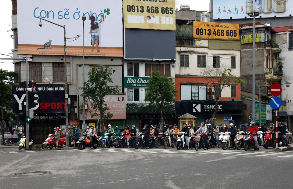 Cảnh đông đúc trên phố Khâm Thiên chiều 13/4/2020. (Ảnh: Ngọc Hà/TTXVN)