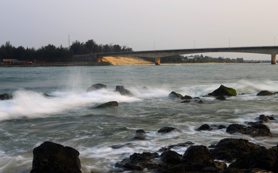 Những bãi đá lấn dài ra biển ở hai bên bãi tắm Của Tùng. (Ảnh: Hồ Cầu/TTXVN)