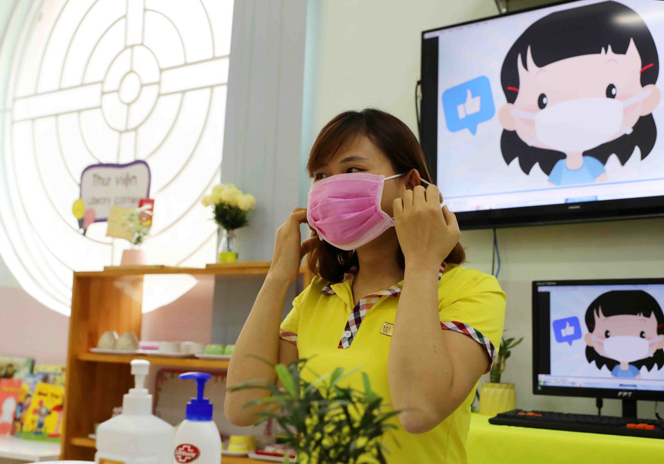 Thực hiện video hướng dẫn trẻ phòng chống dịch COVID-19, giáo viên đã thêm vào những đoạn nhạc, hình ảnh minh họa để trẻ dễ hiểu, dễ nhớ hơn về những kiến thức giữ gìn sức khỏe. (Ảnh: Thanh Tùng/TTXVN)