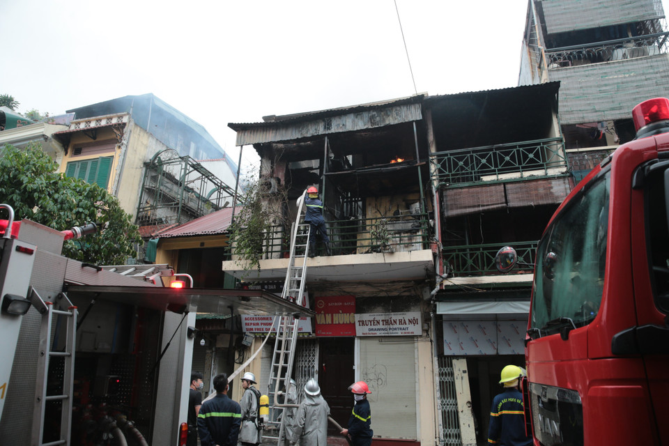 Lực lượng phòng cháy chữa cháy tiếp cận hiện trường dập tắt đám cháy. (Ảnh: Đức Thanh/TTXVN)