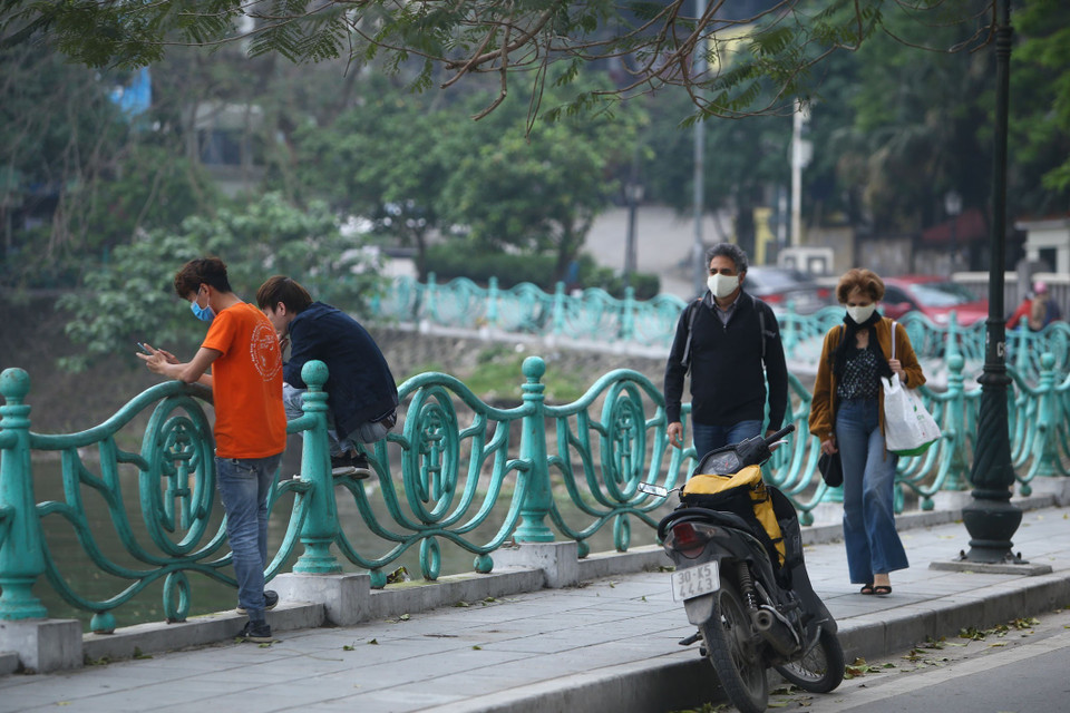 Một số người vẫn tập thể dục, đi dạo, tụ tập trên tuyến đường quanh Hồ Tây dù biết có khuyến cáo về tạm dừng hoạt động thể dục thể thao ở khu vực này để phòng, chống dịch COVID-19. (Ảnh: Anh Tuấn/TTXVN)