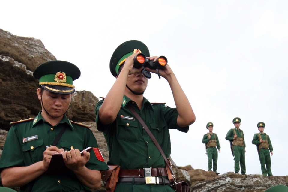Cán bộ, chiến sỹ Đồn Biên phòng Cửa khẩu cảng Phú Quý (Bình Thuận) tuần tra, bảo vệ an ninh biển đảo. (Ảnh: Tràng Dương/TTXVN)
