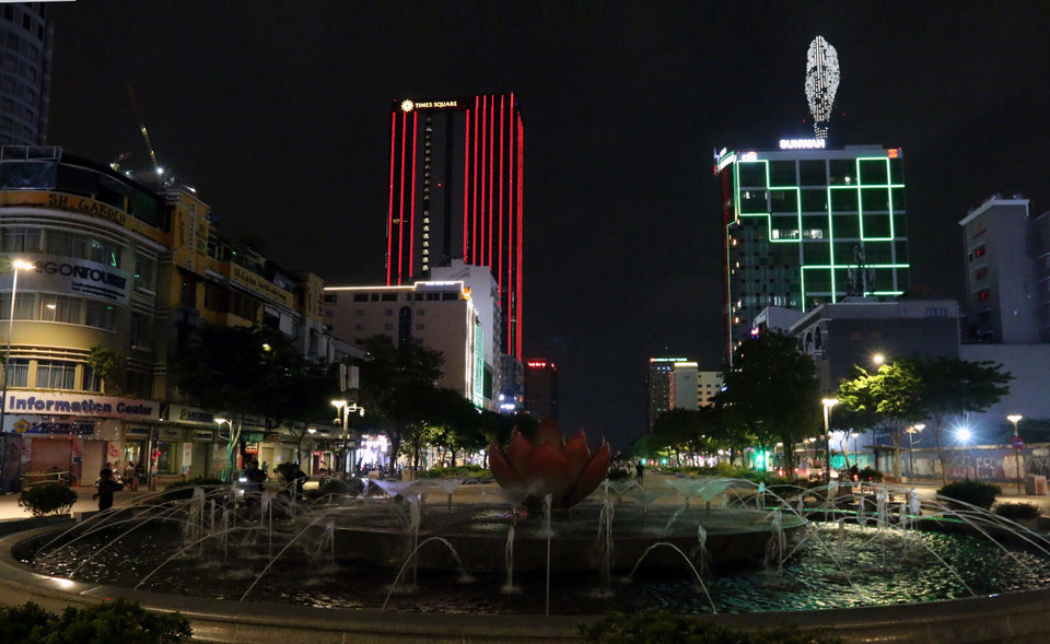 Gương mặt cười (góc phải) trên tòa nhà Bitexco, đường Hải Triều, Quận 1. (Ảnh: Thanh Vũ/TTXVN)